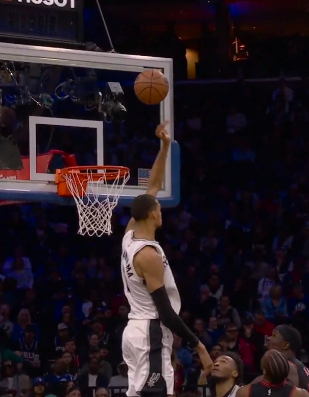 开云官方网站-这都能忍住！文班想盖马克西抛投 但瞬间判断出干扰球 硬生生收手